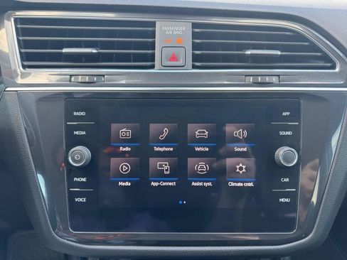 Used 2022 Volkswagen Tiguan SE FWD image 17