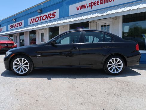 Used 2011 BMW 328i xDrive Sedan AWD/4WD image 3
