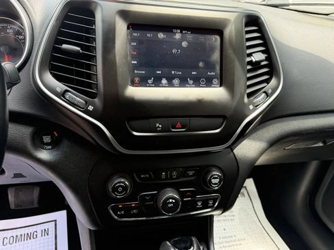 Used 2019 Jeep Cherokee Latitude Plus AWD/4WD image 18
