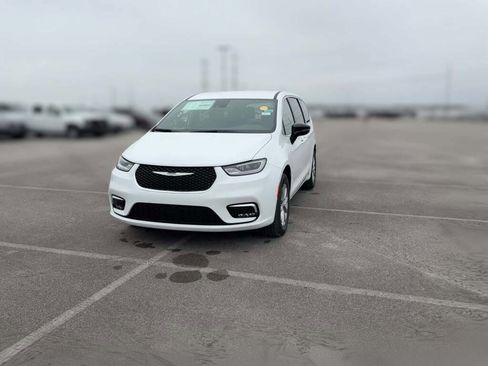 New 2026 Chrysler Pacifica Select image 3