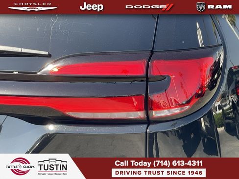 New 2026 Chrysler Pacifica Limited w/ Uconnect Theater Family Group FWD image 9