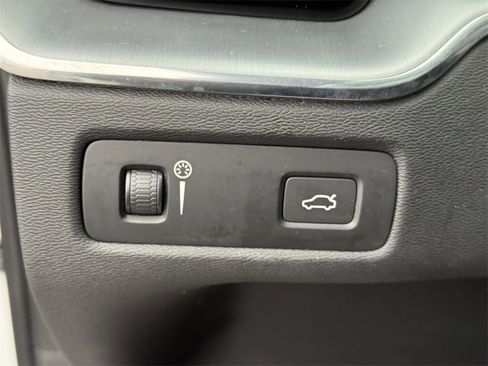 Used 2020 Volvo XC60 T6 Momentum image 18