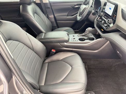 Used 2024 Toyota Highlander XLE FWD image 29