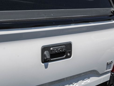 Used 2018 Toyota Tacoma TRD Off-Road w/ Technology Package AWD/4WD image 10