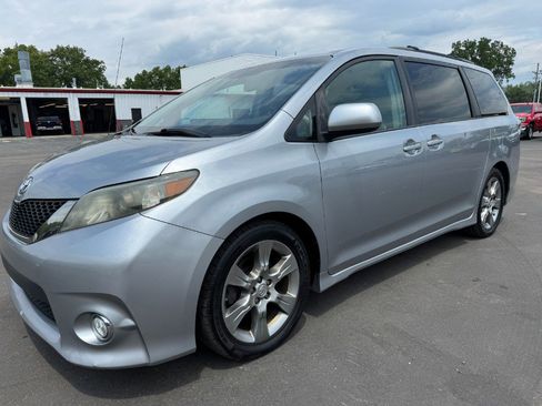 Used 2012 Toyota Sienna SE FWD image 9