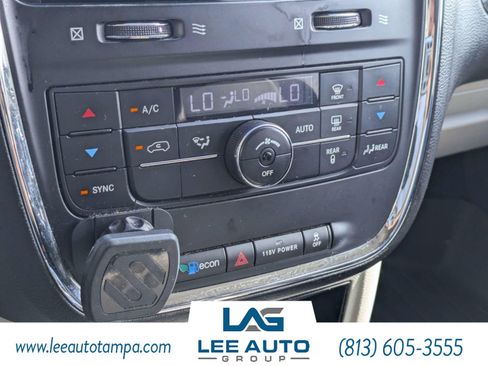 Used 2014 Chrysler Town & Country Touring FWD image 20