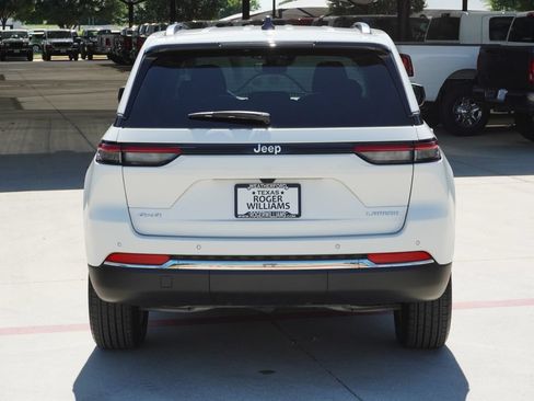 Used 2025 Jeep Grand Cherokee Laredo X AWD/4WD image 4