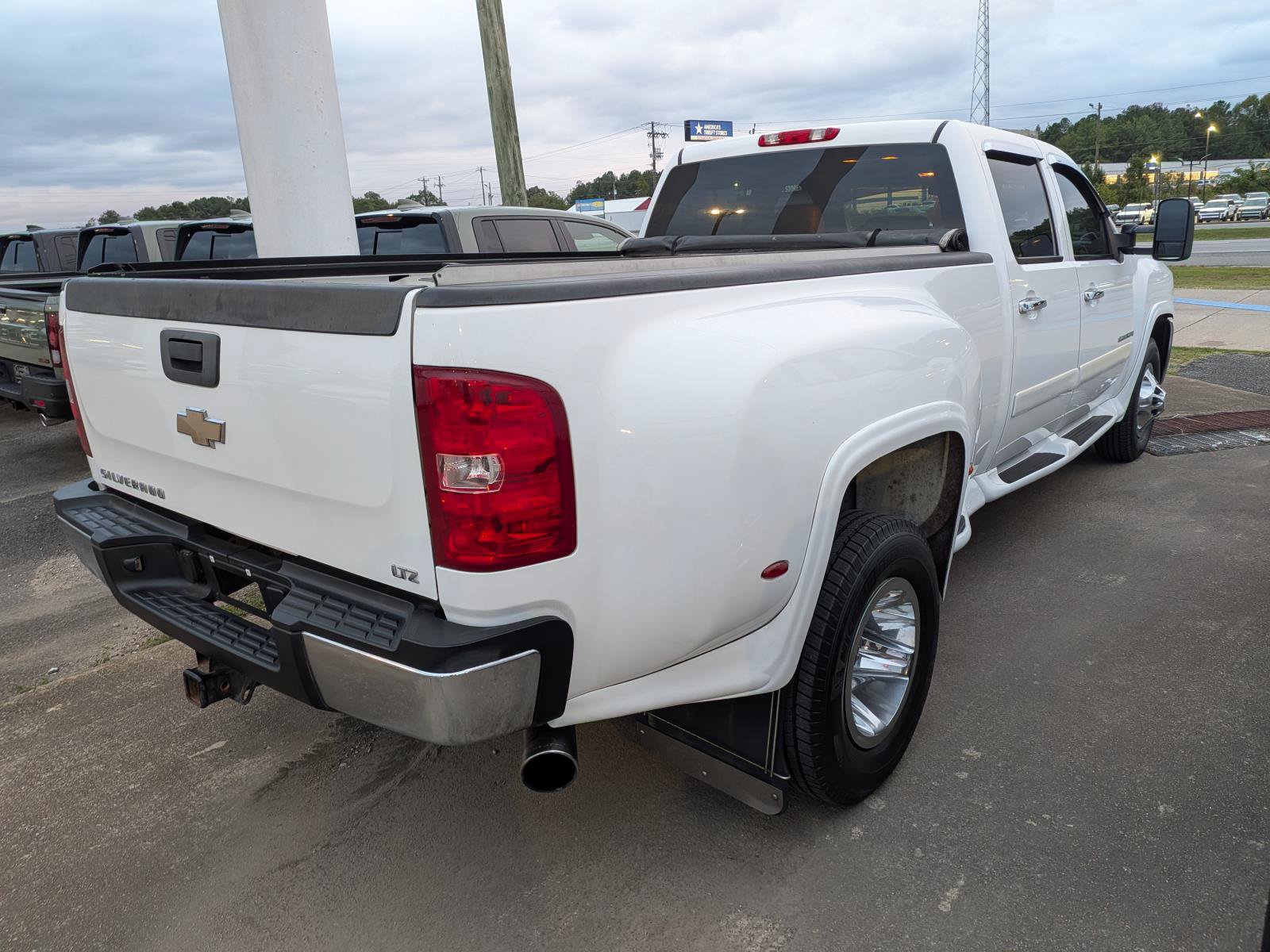 Used 2008 Chevrolet Silverado 3500 LTZ RWD image 2