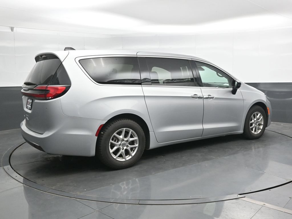 Used 2024 Chrysler Pacifica Touring-L FWD image 2