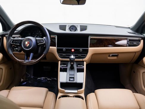 Certified 2025 Porsche Macan image 11
