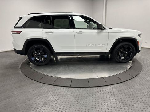 Used 2023 Jeep Grand Cherokee Altitude AWD/4WD image 15