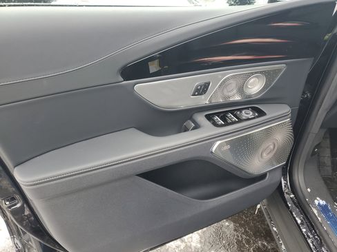 New 2026 Lincoln Nautilus Reserve image 8