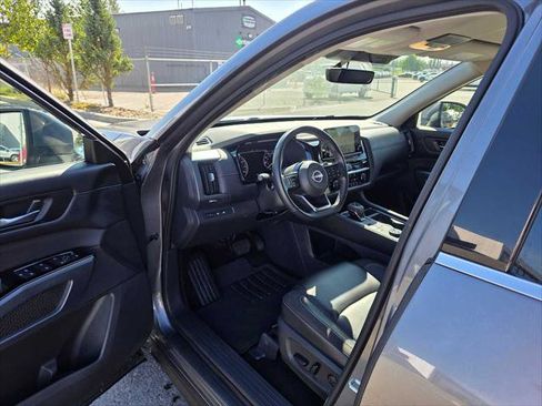 Used 2025 Nissan Pathfinder SL AWD/4WD image 19