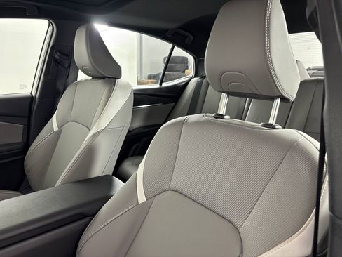 Used 2025 Toyota Camry SE w/ Convenience Package image 10