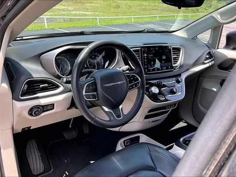 Used 2023 Chrysler Pacifica Touring-L FWD image 17