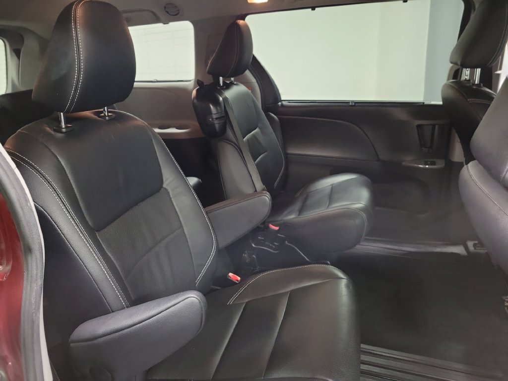 Used 2015 Toyota Sienna SE FWD image 31