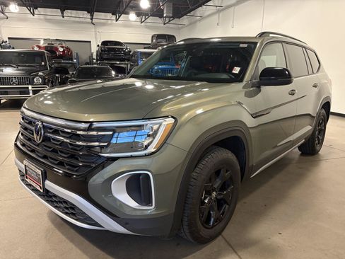 Used 2025 Volkswagen Atlas Peak Edition SE AWD/4WD image 7