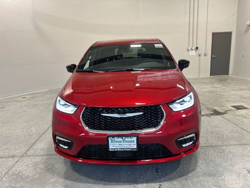 New 2026 Chrysler Pacifica Select AWD/4WD image 3