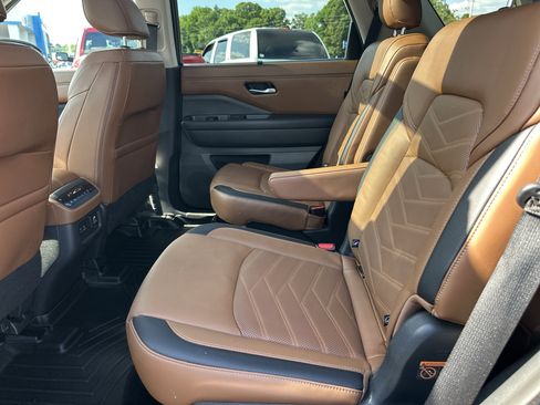 Used 2024 Nissan Pathfinder Platinum AWD/4WD image 21