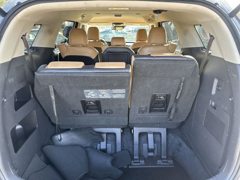 Used 2024 Kia Carnival EX FWD image 19