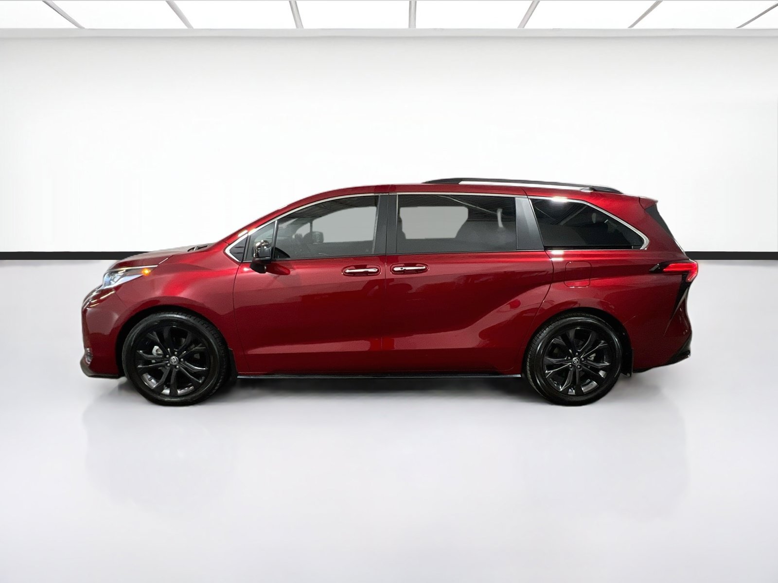 Used 2023 Toyota Sienna XSE w/ XSE Plus Package FWD image 24