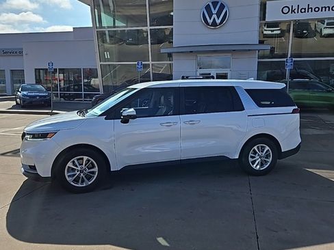 Used 2024 Kia Carnival LX image 8