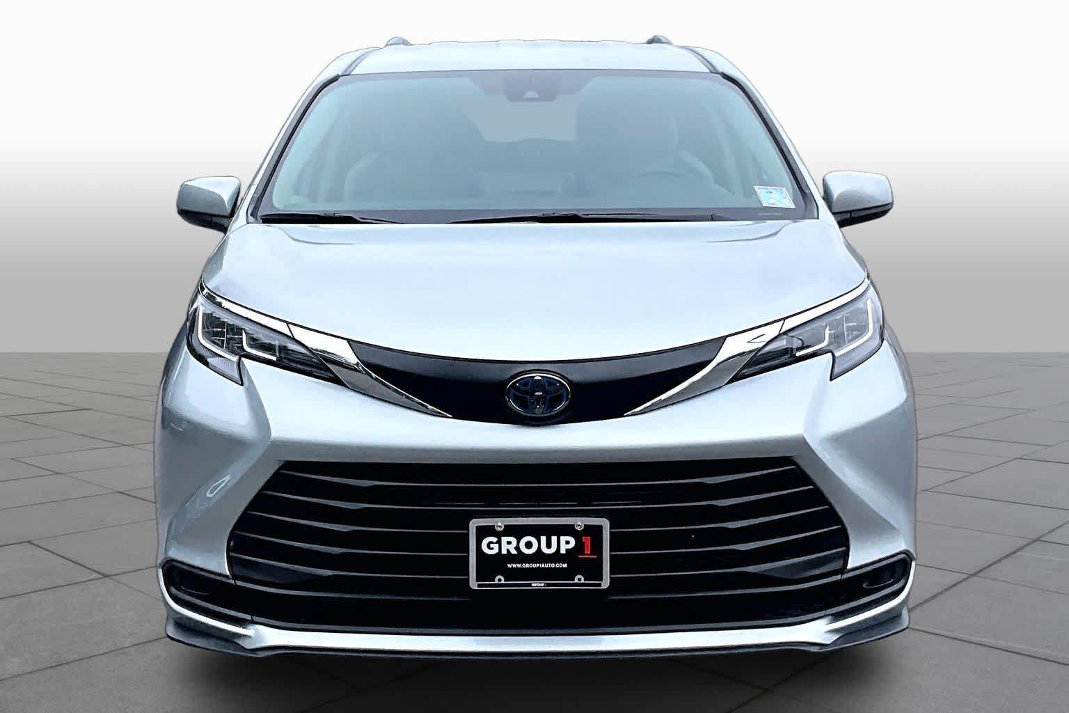 Used 2023 Toyota Sienna LE AWD/4WD image 4