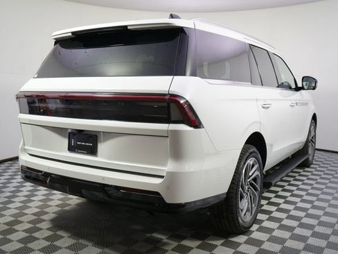 New 2026 Lincoln Navigator Reserve AWD/4WD image 6