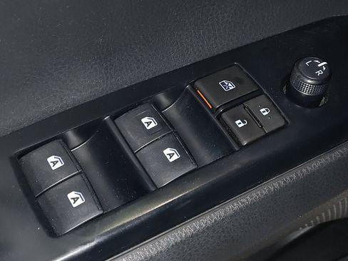 Used 2018 Toyota Camry SE FWD image 27
