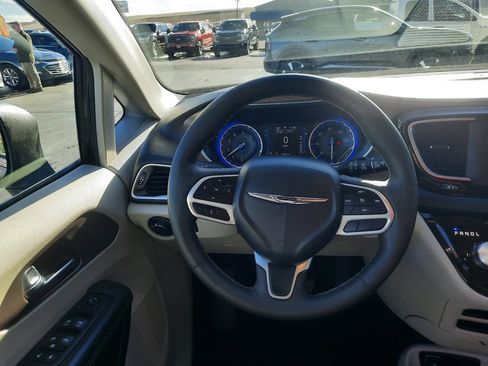 Used 2023 Chrysler Voyager LX image 12