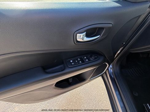 Used 2018 Jeep Compass Latitude AWD/4WD image 22