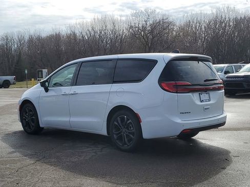 New 2026 Chrysler Pacifica Select image 5