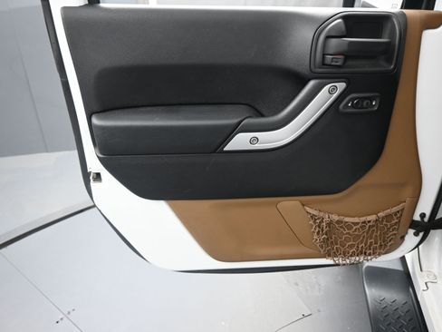 Used 2016 Jeep Wrangler Unlimited Sahara w/ Connectivity Group image 15