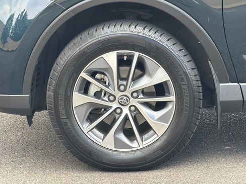 Used 2018 Toyota RAV4 LE AWD/4WD image 25