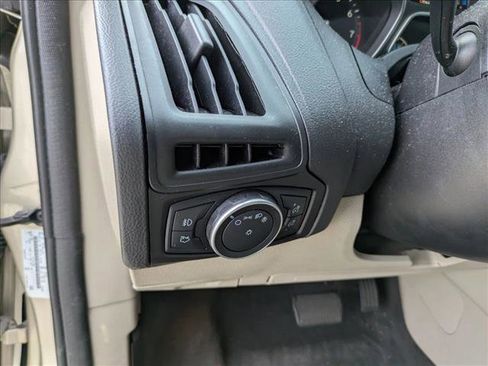 Used 2018 Ford Focus SE w/ SE Appearance Package image 10