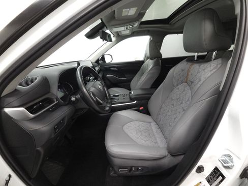 Used 2023 Toyota Highlander Bronze Edition AWD/4WD image 4