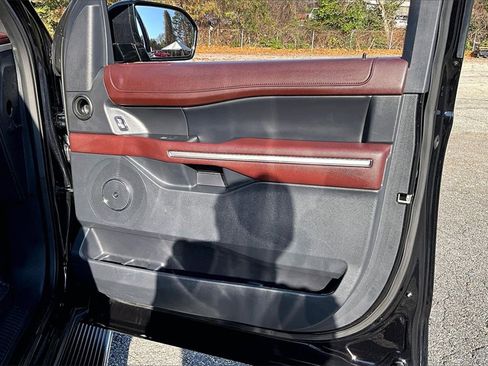 Used 2023 Ford Expedition Limited image 25