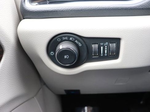 Used 2023 Chrysler Pacifica Limited image 25