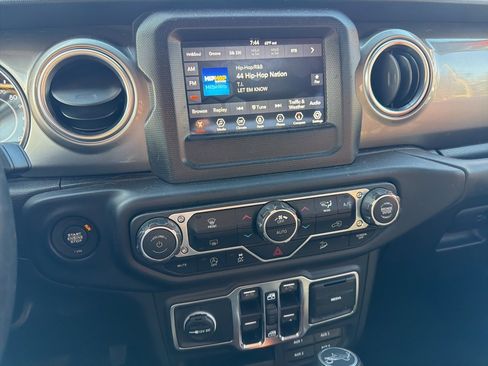 Used 2018 Jeep Wrangler Unlimited Sahara image 12