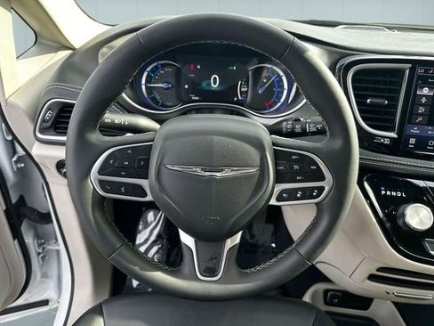 Used 2024 Chrysler Pacifica Limited FWD image 16
