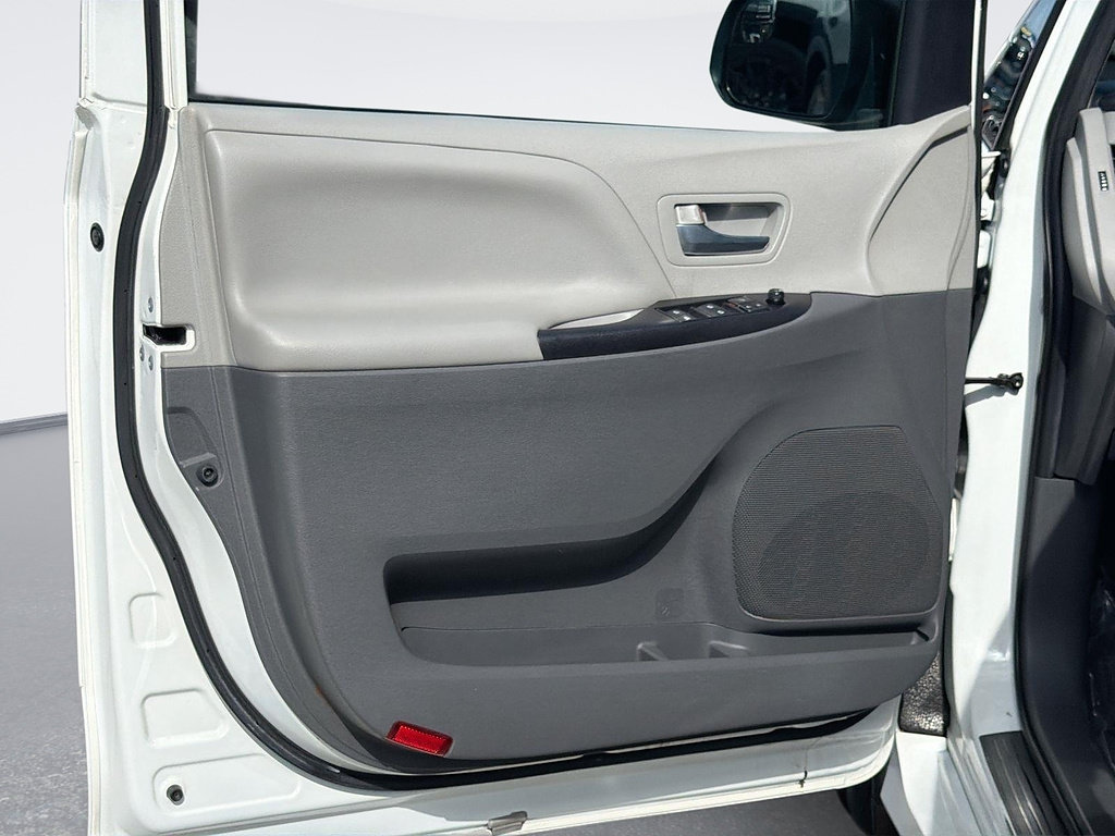 Used 2020 Toyota Sienna LE w/ Carpet Mat Package FWD image 19