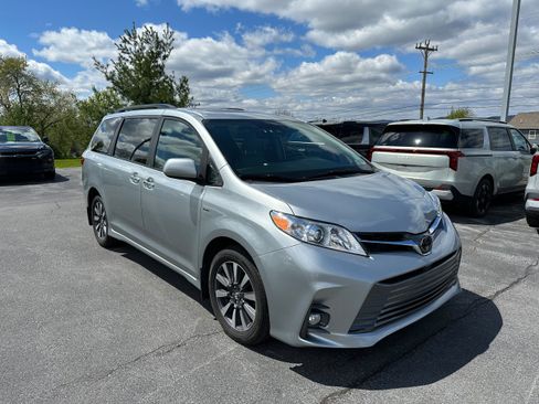 Used 2020 Toyota Sienna XLE w/ XLE Navigation Package AWD/4WD image 3