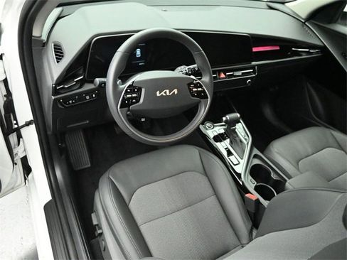 Used 2024 Kia Niro EX image 9