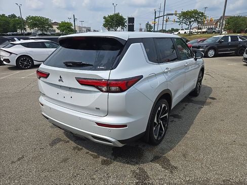 Used 2024 Mitsubishi Outlander SE AWD/4WD image 3