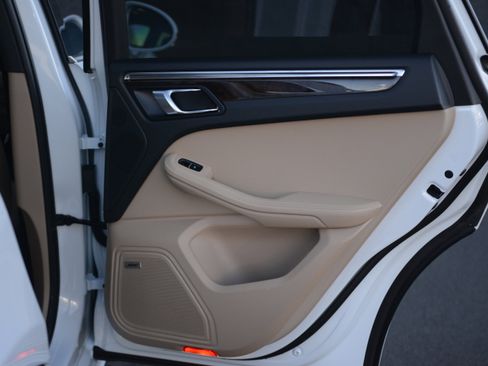 Certified 2025 Porsche Macan image 31