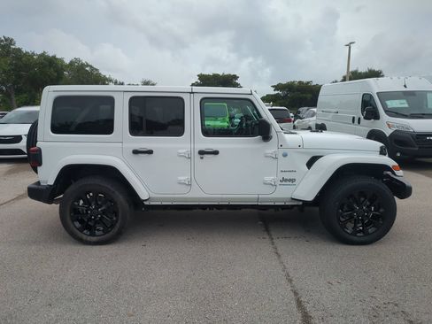 Used 2024 Jeep Wrangler Unlimited Sahara AWD/4WD image 5