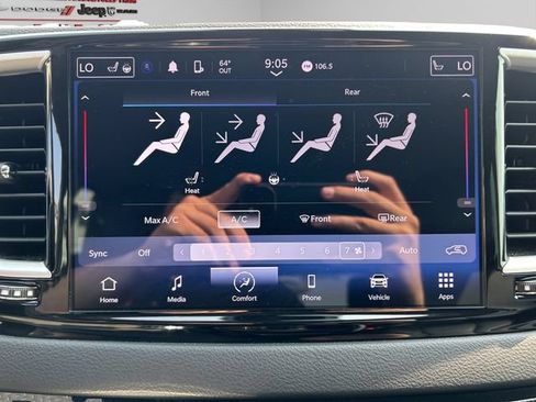 Used 2024 Chrysler Pacifica Touring-L FWD image 2