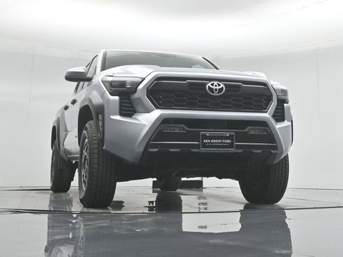 Used 2024 Toyota Tacoma TRD Off-Road image 50