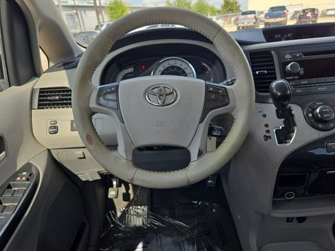 Used 2013 Toyota Sienna SE FWD image 13