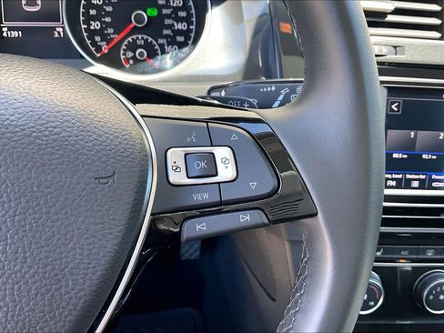 Certified 2021 Volkswagen Golf 4-Door FWD image 19